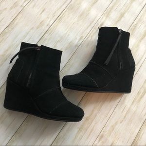 💚Toms black suede booties